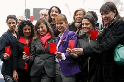 La ministra Leire Pajín, junto a la secretaria de Estado de Igualdad, Bibiana Aído, en el homenaje a las 64 mujeres asesinadas a manos de sus parejas en lo que va de año celebrado en el Instituto de la Mujer, en Madrid