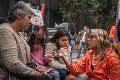 Valeria Bonilla presenta sus propuestas a una ciudadana en Bogotá, el 13 de octubre de 2023.