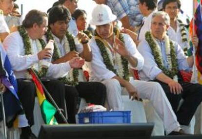 El presidente de Ecuador, Rafael Correa (c-d), y su homólogo de Bolivia, Evo Morales (c-i), junto al vicepresidente de Bolivia, Álvaro García Linera (d) y el canciller ecuatoriano, Ricardo Patiño (i), fueron registrados este jueves durante su encuentro en el estadio de Ivirgarzama en Cochabamba (Bolivia).