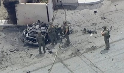 Agenten onderzoeken een voertuig na een explosie in Palm Springs, Californië, op 17 mei 2025.