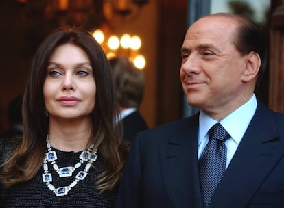 Verónica Lario, la segunda mujer de Silvio Berlusconi, ya ha depositado ante el tribunal el "recurso individual de separación con cargos" contra el político, según el <i>Corriere della Sera</i>. "Esto significa querer sensibilizar al juez sobre la gravedad de los comportamientos mantenidos por el cónyuge en las relaciones familiares", ha explicado su abogada. La italiana dio a conocer su intención de divorciarse el pasado mes de mayo, tras la difusión de algunos escándalos sexuales relacionados con su marido.