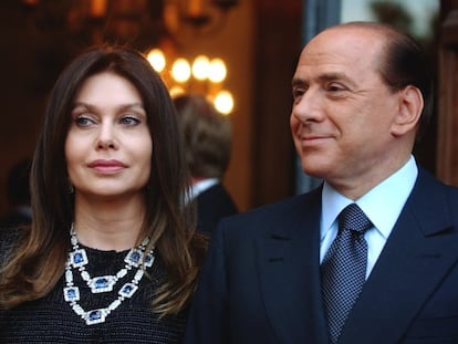 Verónica Lario, la segunda mujer de Silvio Berlusconi, ya ha depositado ante el tribunal el "recurso individual de separación con cargos" contra el político, según el <i>Corriere della Sera</i>. "Esto significa querer sensibilizar al juez sobre la gravedad de los comportamientos mantenidos por el cónyuge en las relaciones familiares", ha explicado su abogada. La italiana dio a conocer su intención de divorciarse el pasado mes de mayo, tras la difusión de algunos escándalos sexuales relacionados con su marido.