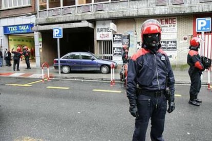 Agentes de la Ertzaintza han han precintado poco antes de las 15 horas la sede que la ilegalizada Batasuna tenía en Bilbao.