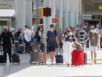 Turistas británicos llegan al aeropuerto de Palma de Mallorca el pasado 1 de julio