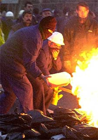 Trabajadores de Izar en Sestao prenden fuego a una barricada en la carretera que une Bilbao con Santurce.