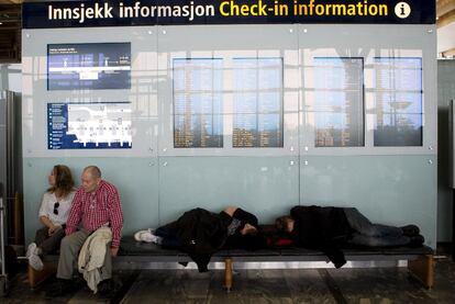 Miles de viajeros se han visto afectados por los retrasos y cancelaciones en distintos aeropuertos europeos. En la imagen, varios viajeros  duermen en el aeródromo de Oslo-Gardermoen (Noruega).