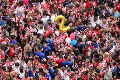 Un globo con el número dos sobrevuela una multitud de croatas que espera a su selección para celebrar el segundo puesto en el Mundial de Rusia.