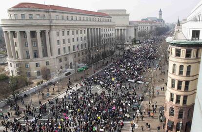 Vista de la Avenida de Pensilvania al paso de los manifestantes.