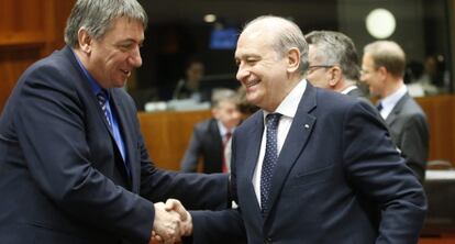 El ministro español de Interior, Jorge Fernández Díaz, saluda a su homólogo belga, Jan Jambon.