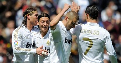 Los jugadores del Madrid celebran uno de sus goles ante el Sevilla