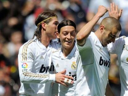 Los jugadores del Madrid celebran uno de sus goles ante el Sevilla