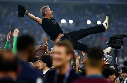 Los jugadores del París Saint Germain celebran la victoria en la Liga de Campeones manteando a a Luis Enrique