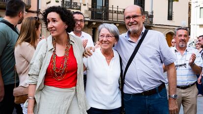 La secretaria general de ERC, Marta Rovira, junto a sus padres tras su regreso a España, el pasado jueves.