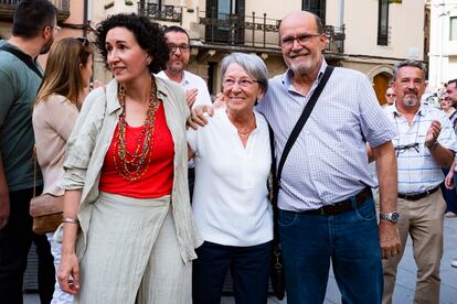 La secretaria general de ERC, Marta Rovira, junto a sus padres tras su regreso a España, el pasado jueves.