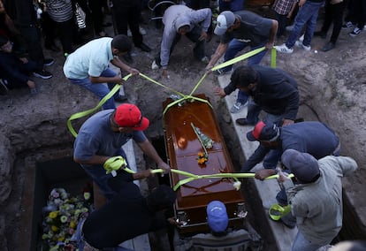 Habitantes y empleados del cementerio de Colotlán, entierran el ataud que contiene el cuerpo de Viviana Márquez. 