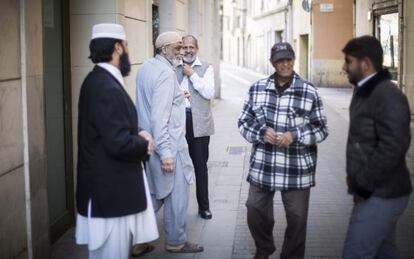 Fieles de la mezquita Minhaj ul Quran, en el barrio del Raval de Barcelona