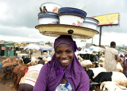 Una joven vendedora de comida en un mercado de Kara en el estado de Ogun, Nigeria.