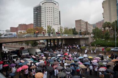 Concentración en el Hospital Vall d'Hebron de los médicos que han secundado el 1er dia de huelga en la sanidad pública catalana.