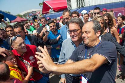 Un soci es fa una autofoto amb el president de la Generalitat, Artur Mas.