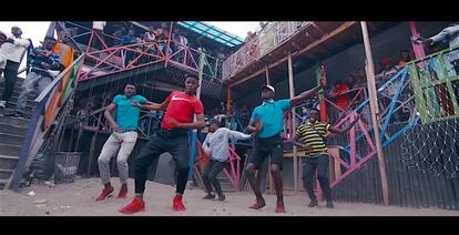 Hoy puedes convertirte en un experto en 'sheku sheku', el baile que arrasa en Nigeria.