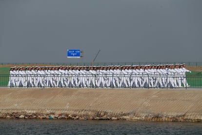 Un grupo de soldados de la marina del Ejército de Liberación del Pueblo Chino (PLA) marchan durante un evento de celebración, en el Día de la Marina en China.