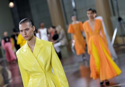 Modelos en el último desfile de Wickstead en la London Fashion Week.