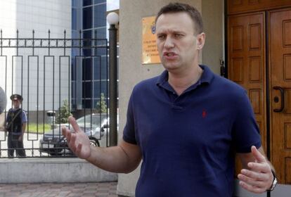 El bloguero Alexei Navalny habla con los medios de comunicaci&oacute;n en Mosc&uacute;.