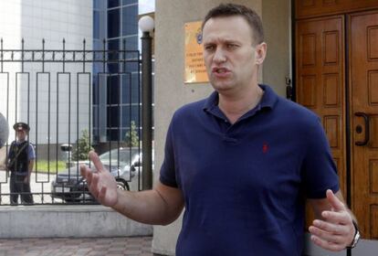 El bloguero Alexei Navalny habla con los medios de comunicación en Moscú.