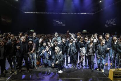 Todos los artistas posan en el escenario al final del concierto.