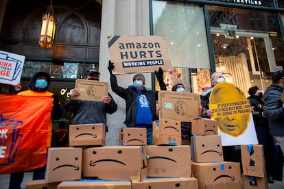 Trabajadores de Amazon protestan frente a la casa de Jeff Bezos, fundador de la empresa, en Nueva York en diciembre de 2020.