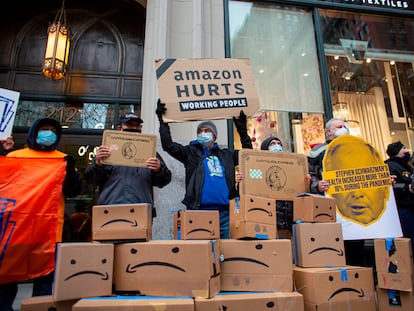 Trabajadores de Amazon protestan frente a la casa de Jeff Bezos, fundador de la empresa, en Nueva York en diciembre de 2020.
