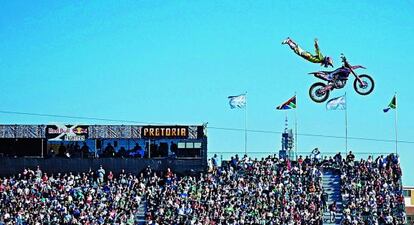 El sevillano Dany Torres, volando en su moto de &#039;freestyle&#039;