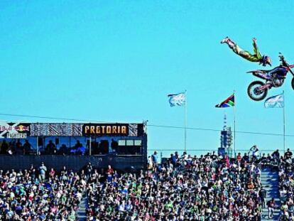 El sevillano Dany Torres, volando en su moto de &#039;freestyle&#039;