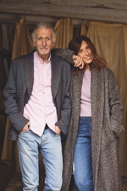 Padre e hija; él con americana de MISSONI y ella con abrigo de HERNO, jersey de JAVIER SIMORRA, pantalón de SAHOCO y anillo de SOULBASK.