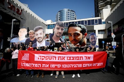 Manifestación con fotografías de los rehenes israelíes en Gaza con un mensaje para Netanyahu en la pancarta: "No reventéis el acuerdo [de alto el fuego]", este jueves en Tel Aviv.