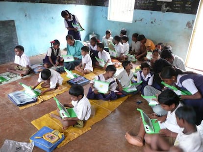 Ni&ntilde;os en una escuela de India con port&aacute;tiles de bajo coste.