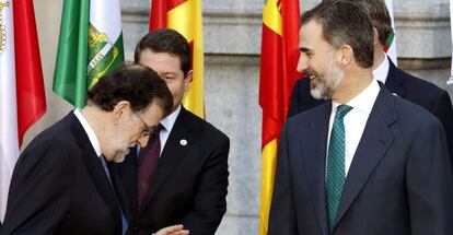 El rey Felipe VI, junto al presidente del Gobierno, Mariano Rajoy (i), y el presidente de Castilla-La Mancha, Emiliano Garc&iacute;a-Page (2i), momentos antes de posar en la foto de familia de la VI Conferencia de Presidentes, que re&uacute;ne hoy al jefe del Ejecutivo, Mariano Rajoy, con los m&aacute;ximos responsables auton&oacute;micos, en una cita que no se convocaba desde 2012 y que se espera concluya con la firma de diez acuerdos entre el Estado y las comunidades. 