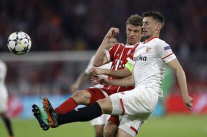 Thomas Mueller y Clement Lenglet luchan por el balón.