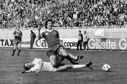 Graeme Souness (arriba), del Liverpool, es abordado por el madridista Uli Stielike.