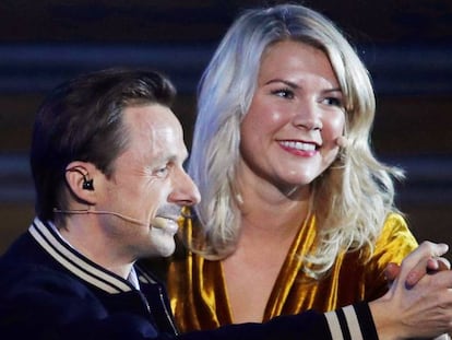 La futbolista noruega del Lyon Ada Hegerberg y el DJ francés Martin Solveig, en un momento de la gala.