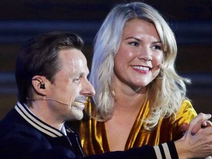 La futbolista noruega del Lyon Ada Hegerberg y el DJ francés Martin Solveig, en un momento de la gala.