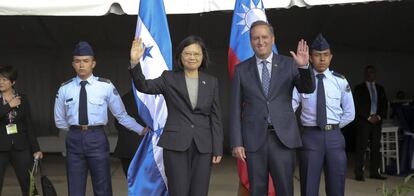 La presidenta de Taiwán, Tsai Ing-wen, y el designado presidencial de Honduras, Ricardo Álvarez, este domingo en la base aérea de Palmerola, 80 kilómetros al norte de Tegucigalpa (Honduras).