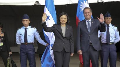 La presidenta de Taiw&aacute;n, Tsai Ing-wen, y el designado presidencial de Honduras, Ricardo &Aacute;lvarez, este domingo en la base a&eacute;rea de Palmerola, 80 kil&oacute;metros al norte de Tegucigalpa (Honduras). 