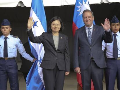 La presidenta de Taiw&aacute;n, Tsai Ing-wen, y el designado presidencial de Honduras, Ricardo &Aacute;lvarez, este domingo en la base a&eacute;rea de Palmerola, 80 kil&oacute;metros al norte de Tegucigalpa (Honduras). 