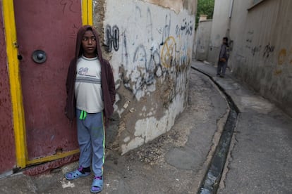 Adham delante de la casa en la que vive con su familia en el barrio de Behbahani. Como ocurre en todas las ciudades ricas en recursos naturales, los habitantes de Bushehr luchan contra la pobreza mientras la riqueza de la región se envía a lugares desconocidos para los ciudadanos corrientes.