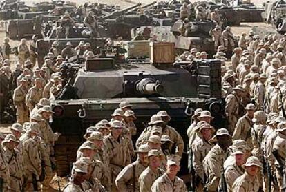 Carros de combate y <b><i>marines</b></i> de Estados Unidos, en un campo de entrenamiento en Kuwait.