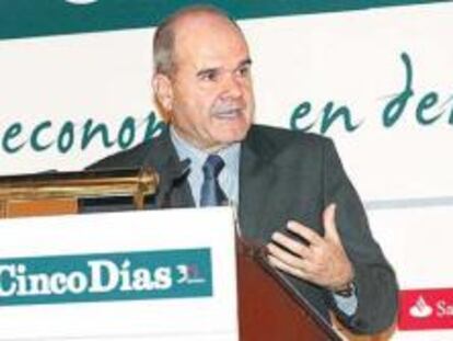 Chaves anima a los presidentes de las cajas de Andalucía a encarar una gran fusión