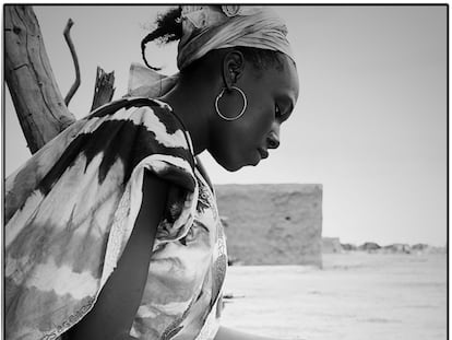 Retrato del Sahel: mujer en blanco y negro