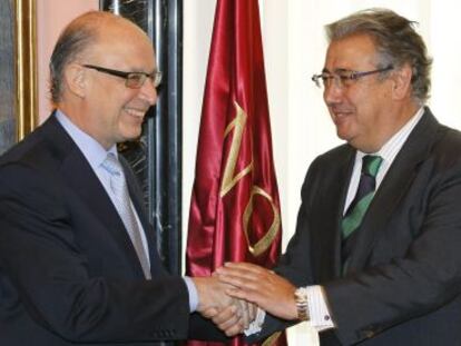 El ministro de Hacienda, Crist&oacute;bal Montoro, y el alcalde de Sevilla, Juan Ignacio Zoido, tras acordar la creaci&oacute;n de la zona franca.