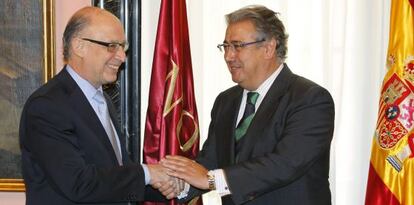 El ministro de Hacienda, Cristóbal Montoro, y el alcalde de Sevilla, Juan Ignacio Zoido, tras acordar la creación de la zona franca.